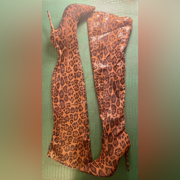 Over-the-knee leopard print pointed-toe boots with side zipper and stretch - Picture 2 of 8